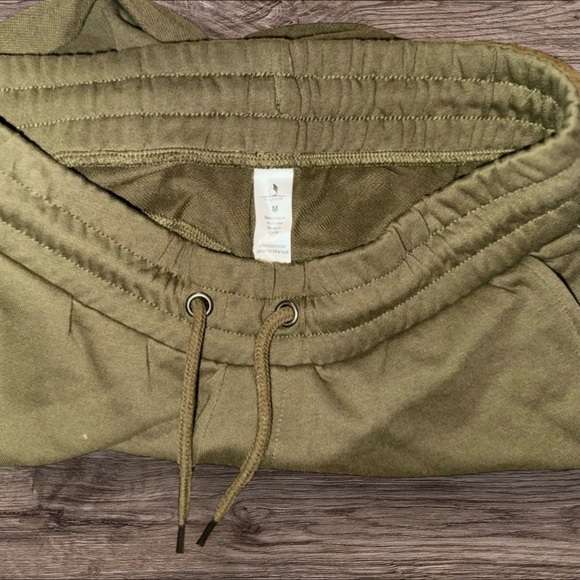NWT Izyzone Women's Comfy & Soft Olive Green Lounge Shorts Size Medium - Picture 3 of 4